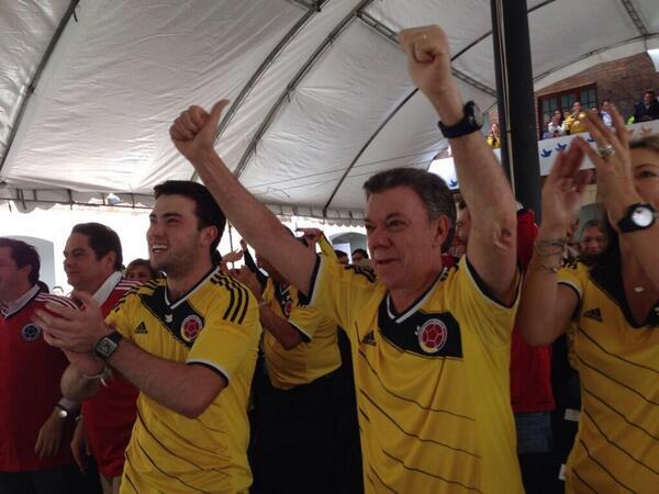 Así celebra Juan Manuel Santos viendo el juego de Colombia (Fotos)