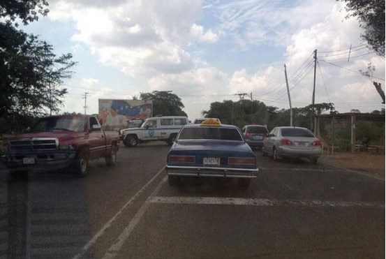 Trancan la Lara-Zulia en protesta por inseguridad #9J (Fotos)