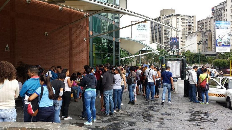 Continúan las colas para comprar en Zara y Bershka (Foto)