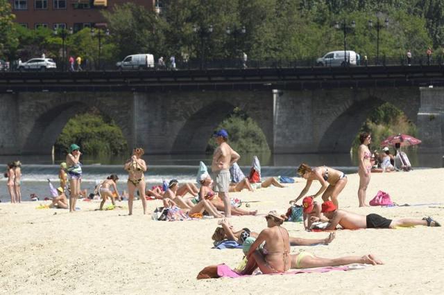 Playa del río Pisuerga en Valladolid, una de las provincias que hoy la AEMET ha puesto en alerta amarilla, donde se prevé un aumento de las temperaturas de hasta 36 grados centígrados. Foto EFE