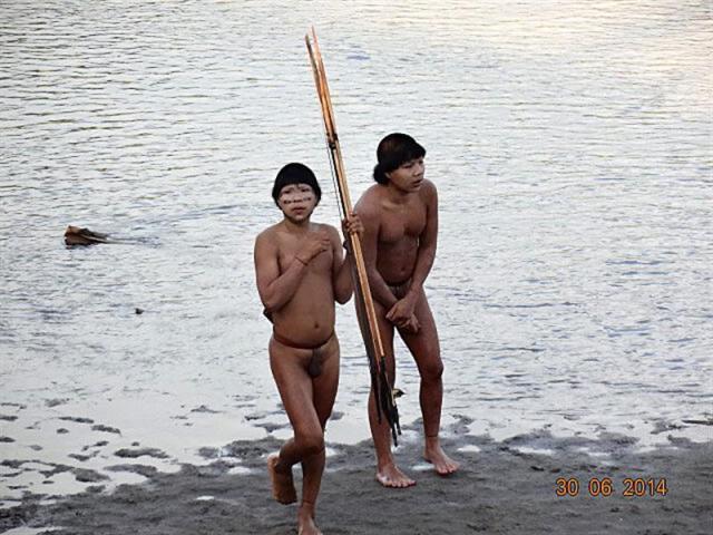 Fotografía cedida por la Funai (Fundación Nacional del Indio) de Brasil y fechada el 30 de junio de 2014 que muestra a indios de una tribu que vive aislada y que nunca había sido contactada, en el Alto Envira, selva del Amazonas, en el estado de Acre (Brasil). EFE/Cortesía FUNAI