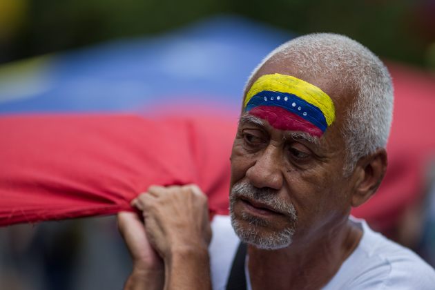 Un hombre participa en una manifestación contra el Gobierno de Nicolás Maduro en Caracas (Foto EFE)