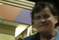 Tamaña pea la que cargaba el fiestero mayor Charlie Sheen (VIDEO)