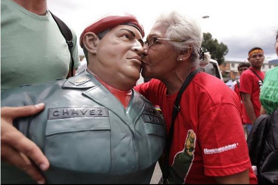 Señora le clava una medialuna a un Chávez de cera