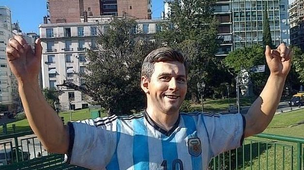 Le cortaron los dedos a la estatua Messi (Foto)