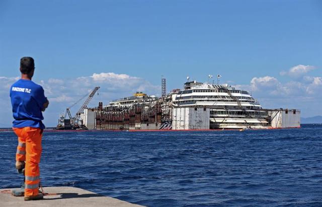 Foto: Vista general de la operación de reflote del crucero Costa Concordia durante el segundo día de rescate cerca del puerto de la Isla de Giglio, al norte de Italia, hoy, martes, 15 de julio del 2014. EFE/Alessandro Di Meo