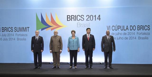 Foto:  Los presidentes de China, Xi Jinping (2d); Rusia, Vladimir Putin (i), Sudáfrica, Jacob Zuma (d), y Brasil, Dlma Rousseff (c), y el primer ministro de India, Narendra Modi (2i), posan para la foto oficial durante la inauguración de la VI Cumbre del BRICS hoy, martes 15 de julio de 2014, en Fortaleza (Brasil). EFE/Jarbas Oliveira