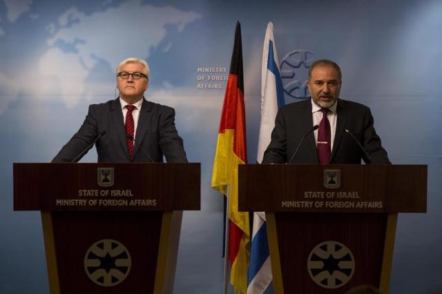 Foto: El ministro de Asuntos Exteriores alemán, Frank-Walter Steinmeier (i), y su homólogo israelí, Avigdor Lieberman (d), ofrecen una rueda de prensa en el Ministerio de Asuntos Exteriores en Jerusalén (Israel). EFE/Abir Sultan