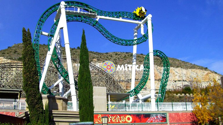 Muere tras caer de esta montaña rusa (Video)