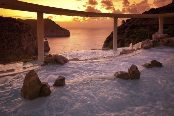 ¿Necesitas descansar? Te presentamos estas majestuosas piscinas “infinitas”