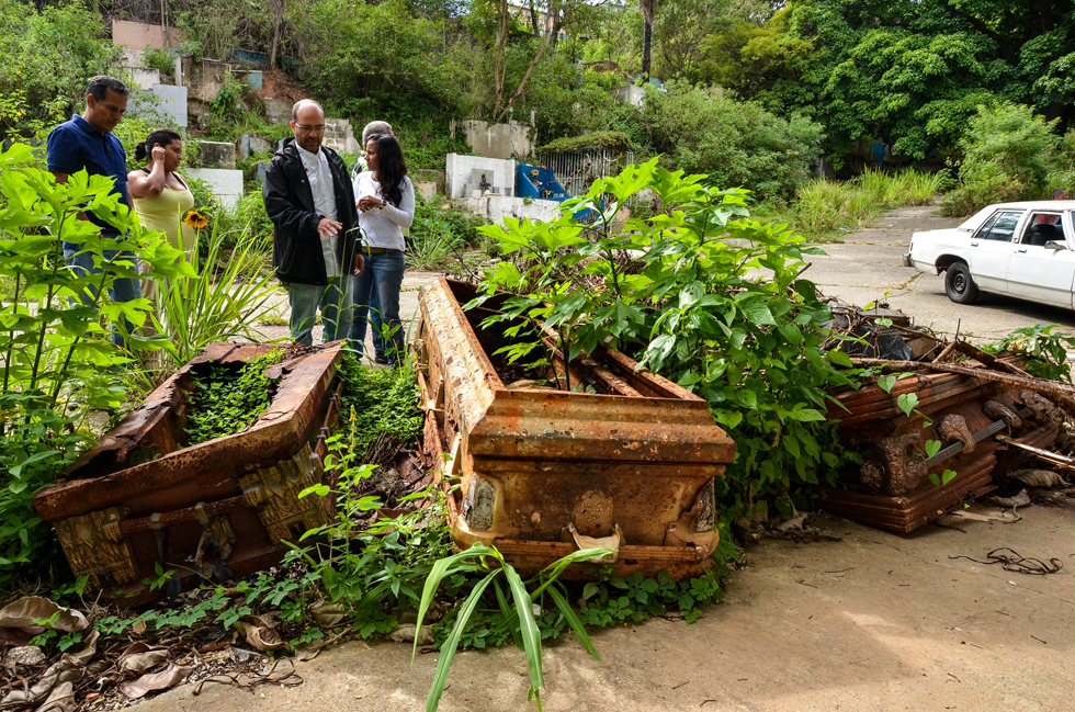 Piden intervención de Cementerio del Sur tras irregularidades (Fotos)