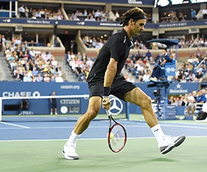 Roger Federer ejecutando su tiro entre las piernas / Foto US Open