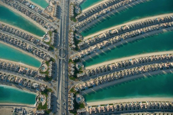 There are three sets of artificial islands dotted with luxury homes in Dubai2