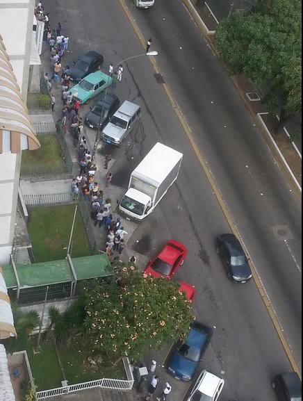 @jesusmedinae (Foto Referencial)/ Cola para comprar alimentos en El Marqués