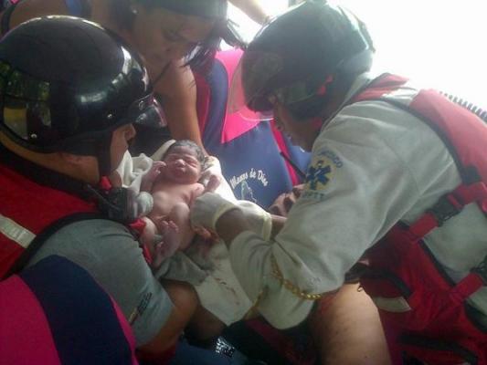 ¡Milagro! Nació un bebé en plena autopista Valle-Coche (FOTO)