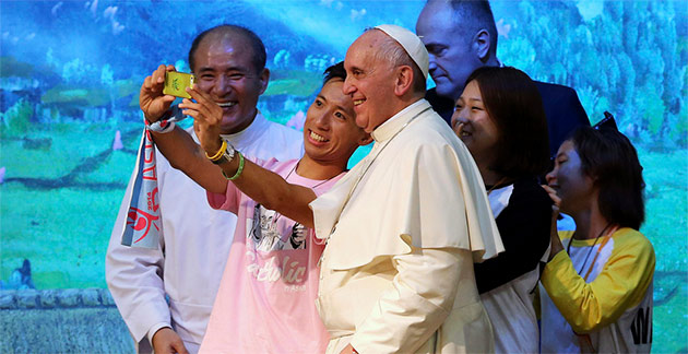 selfie papal