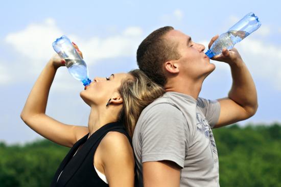 Por qué es más saludable beber agua embotellada - Agua de Benassal