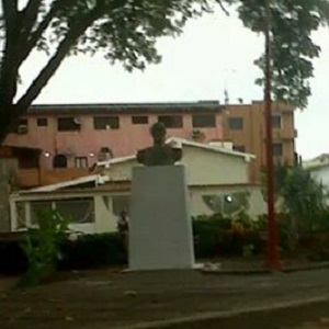 El busto del General Urdaneta fue colocado de nuevo en la plaza que lleva su nombre en Calabozo / Foto LP