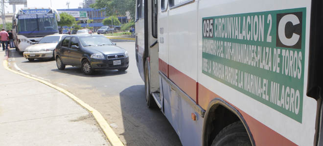 Arrolla a su compañero con su bus por salir primero