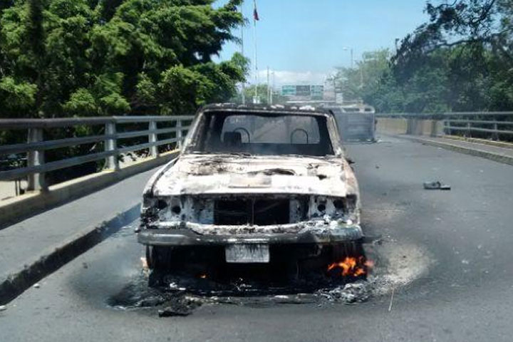 Quemaron carros en Colombia como protesta por cierre de frontera con Venezuela