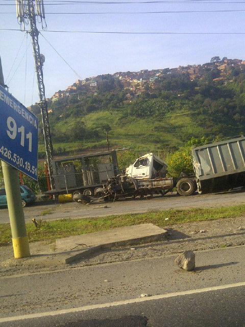 Sacan gandola que cayó por barranco en la autopista Caracas-La Guaira