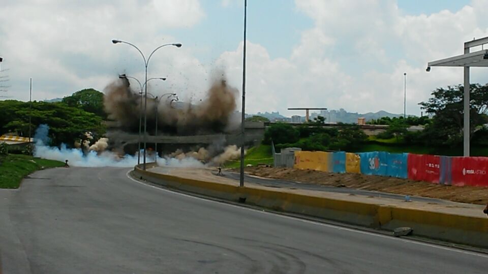 En fotos: Explosión del puente de Santa Cecilia