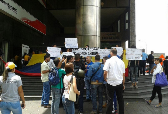 Manifestantes en el Sebin exigen información sobre estado de salud de estudiantes detenidos (Fotos)