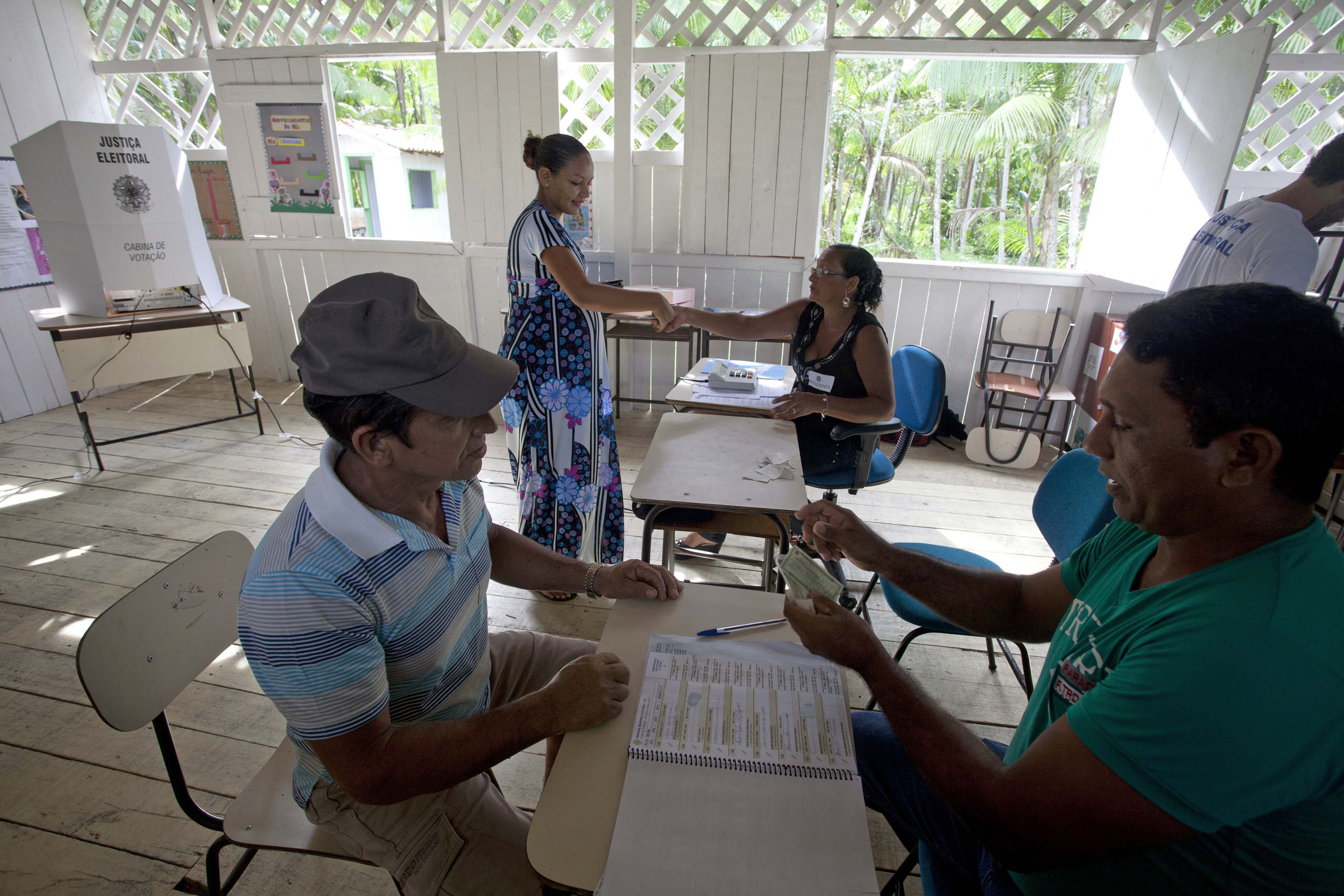 Cierra la mayoría de los colegios electorales de Brasil