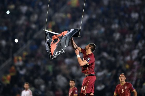 Por pelea entre jugadores, se suspendió partido de eliminatoria a la Euro-2016 (Video)