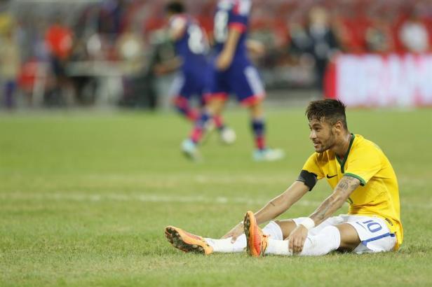  El delantero brasileño Neymar tras una ocasión de gol perdida durante el amistoso contra Japón disputado en el estadio nacional de Singapur.EFE