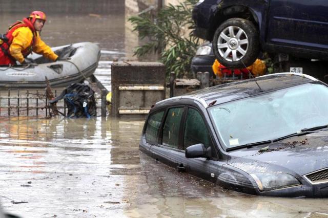 Lluvias torrenciales en Italia. Un operario trabaja una calle inundada de Parma, norte de Italia. EFE