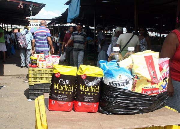 Margarina, azúcar, lava platos, leche, aceite de maíz, harina precocida y café, son sólo algunos de los artículos “desaparecidos” que adornan los puestos de trabajo de los buhoneros