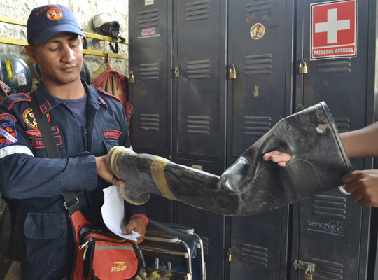 Bomberos de El Tocuyo trabajan con las uñas