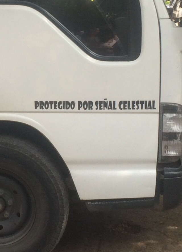 Detalle del camión con "protección celestial" que el oficialismo utilizó para avituallar a los miembros de la Plancha 4 / Foto F. Meneses