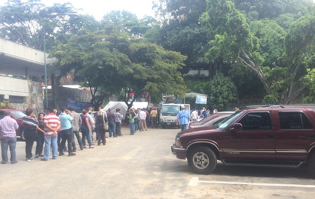 Desde muy temprano los ingenieros hicieron presencia en el Colegio para votar / Foto F. Meneses 