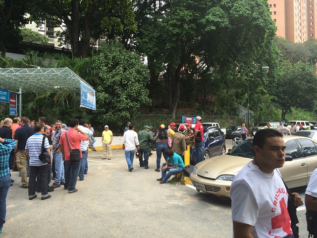 Milicianos "Aguilas Rojas" se ubicaron temprano a la entrada del CIV en Caracas. Luego se retirarían a bordo de unas motos / Foto F. Meneses