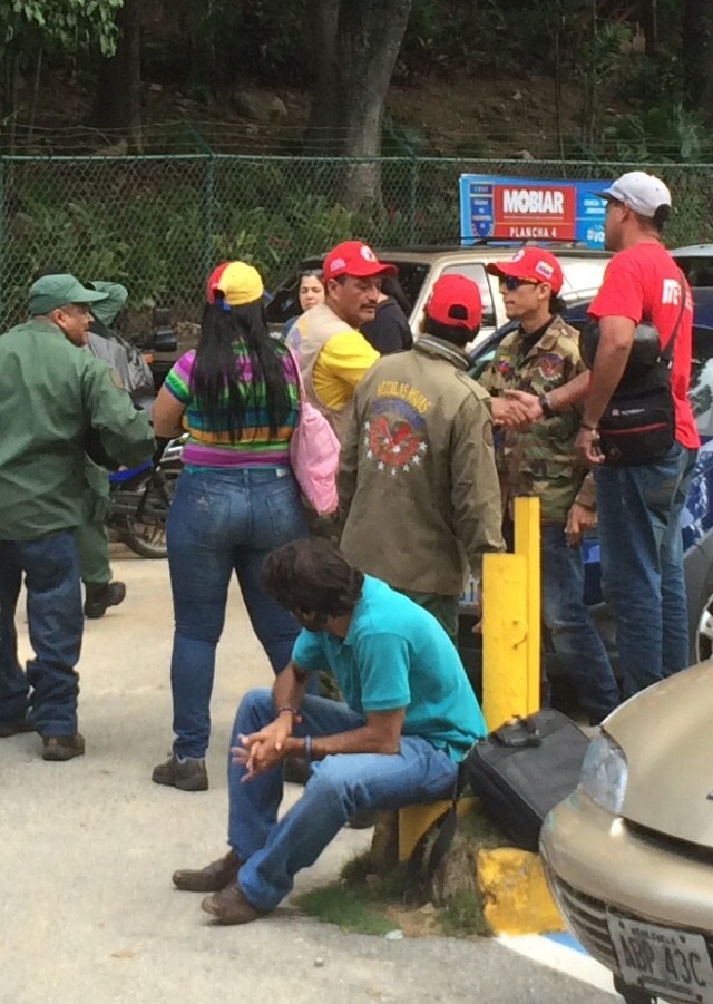 Milicianos "Aguilas Rojas" se ubicaron temprano a la entrada del CIV en Caracas. Detalle / Foto F. Meneses