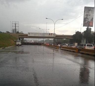 ABUSO: Así trancaron la Fajardo los motorizados por la lluvia