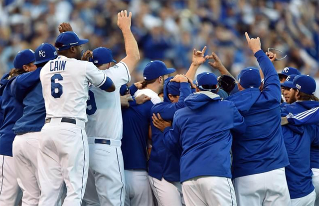 Kansas City barre a los Orioles y avanza a la Serie Mundial