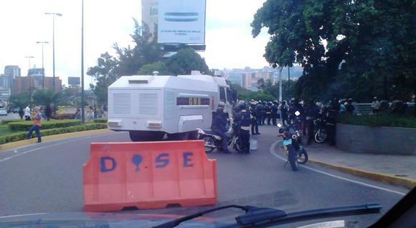 Protesta por asesinato de trabajador mantiene cerrados los accesos a la UCV (Fotos)