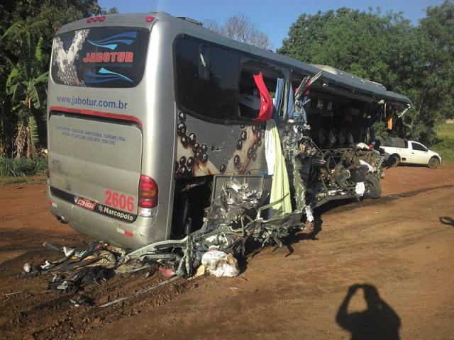 Fotografía cedida hoy, 28 de octubre de 2014, del accidente entre un autobús escolar y un camión cisterna, que causó al menos diez muertos, entre ellos seis adolescentes, y dejó 16 heridos graves en el estado brasileño de Sao Paulo. EFE