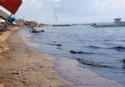 Varias fotografías de la orilla de la playa de Amuay fueron compartidas. (Foto Twitter)