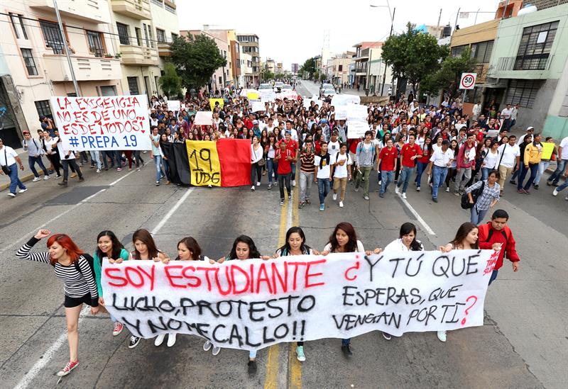 Manifestantes incendian alcaldía mexicana en protesta por los 43 desaparecidos