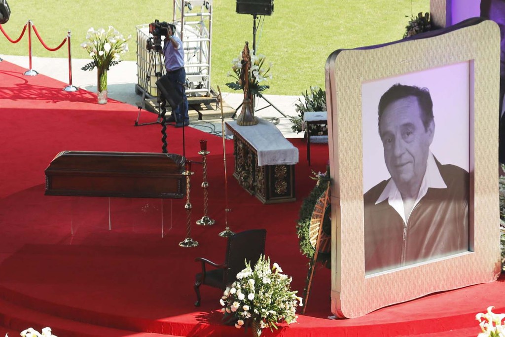 The coffin of the late screenwriter Chespirito is seen next to a giant ...