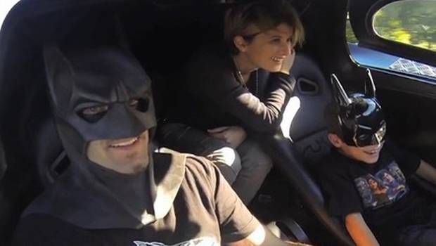 Pasea a niños enfermos para distraerlos... ¡en su Batimóvil! (Video + sí,  es Batman) 