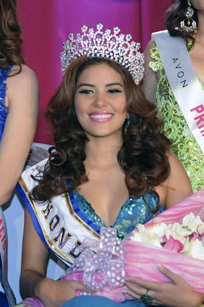 Fotografía del 26 de abril de 2014 de la coronación de la candidata de Honduras a Miss Mundo 2014 María José Alvarado en la Ciudad de San Pedro Sula, al norte de Honduras. Miss Honduras Mundo 2014, María José Alvarado, y su hermana Sofía Trinidad, fueron halladas muertas hoy, miércoles 19 de noviembre de 2014, informó una fuente oficial, que agregó que una persona ha sido detenida como sospechosa de cometer el crimen. EFE/STR