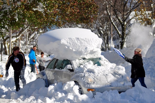 Foto: Habitantes de Buffalo limpiando tras la nevada / AFP