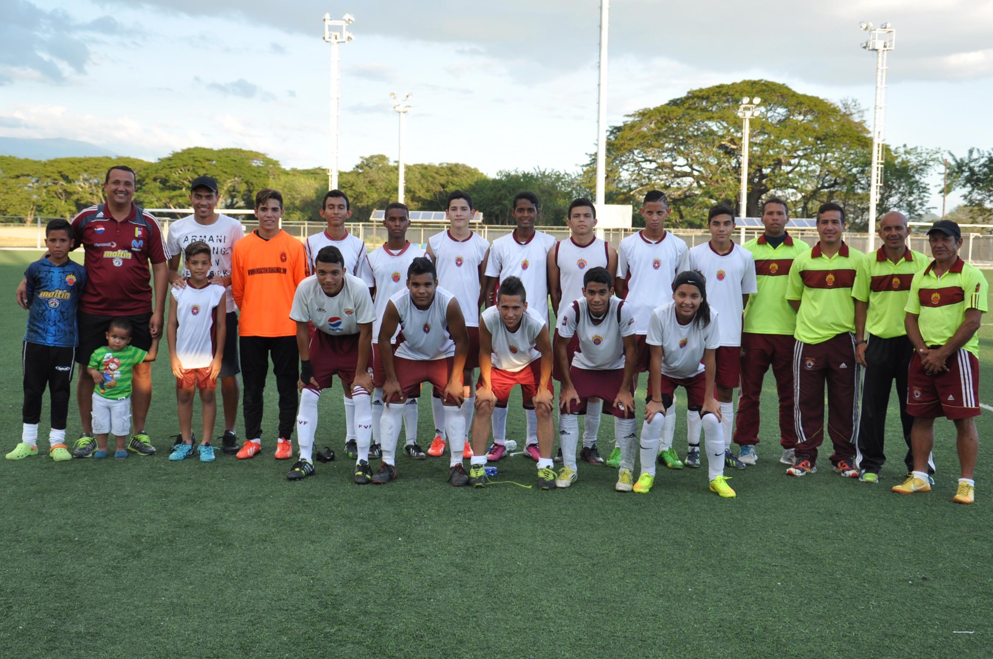 Juan Arango junto a jugadores y entrenadores de la ESC FUTBOL JUAN 