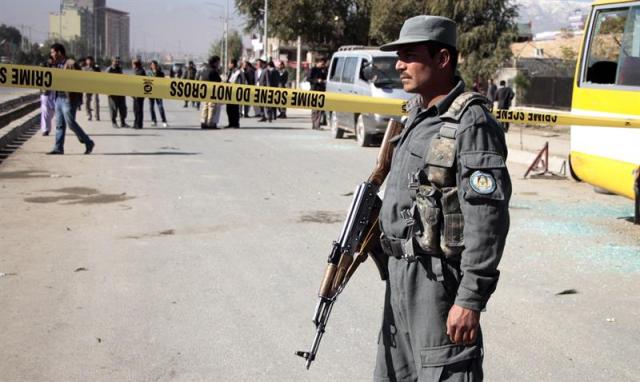 Agentes inspeccionan la zona donde se ha producido un atentado en Kabul (Afganistán) hoy, lunes 10 de noviembre de 2014. Al menos 10 policías y civiles han muerto hoy en diversos ataques por el país. Entre ellos, tres instructores de una academia policial murieron y otro resultó herido en un ataque suicida contra un vehículo de las fuerzas de seguridad en la provincia de Nangarhar. EFE/Hedayatullah Amid 