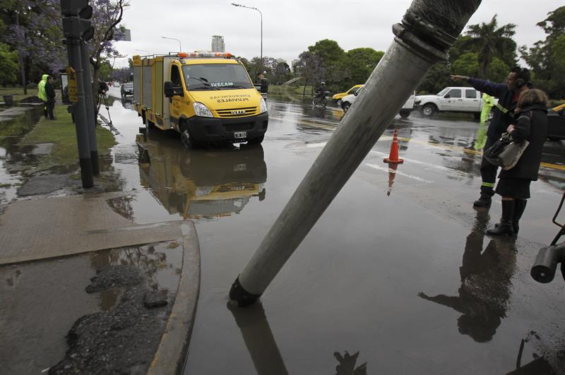 Cesa alerta por lluvias en Argentina y descienden a tres mil los evacuados